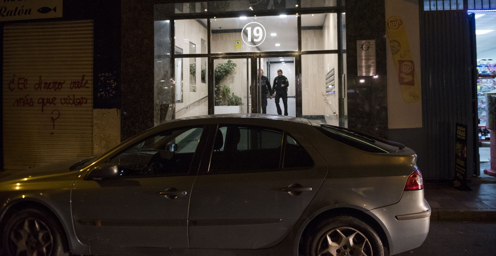 Entrada al portal del edificio donde sucedieron los hechos en Granada capital