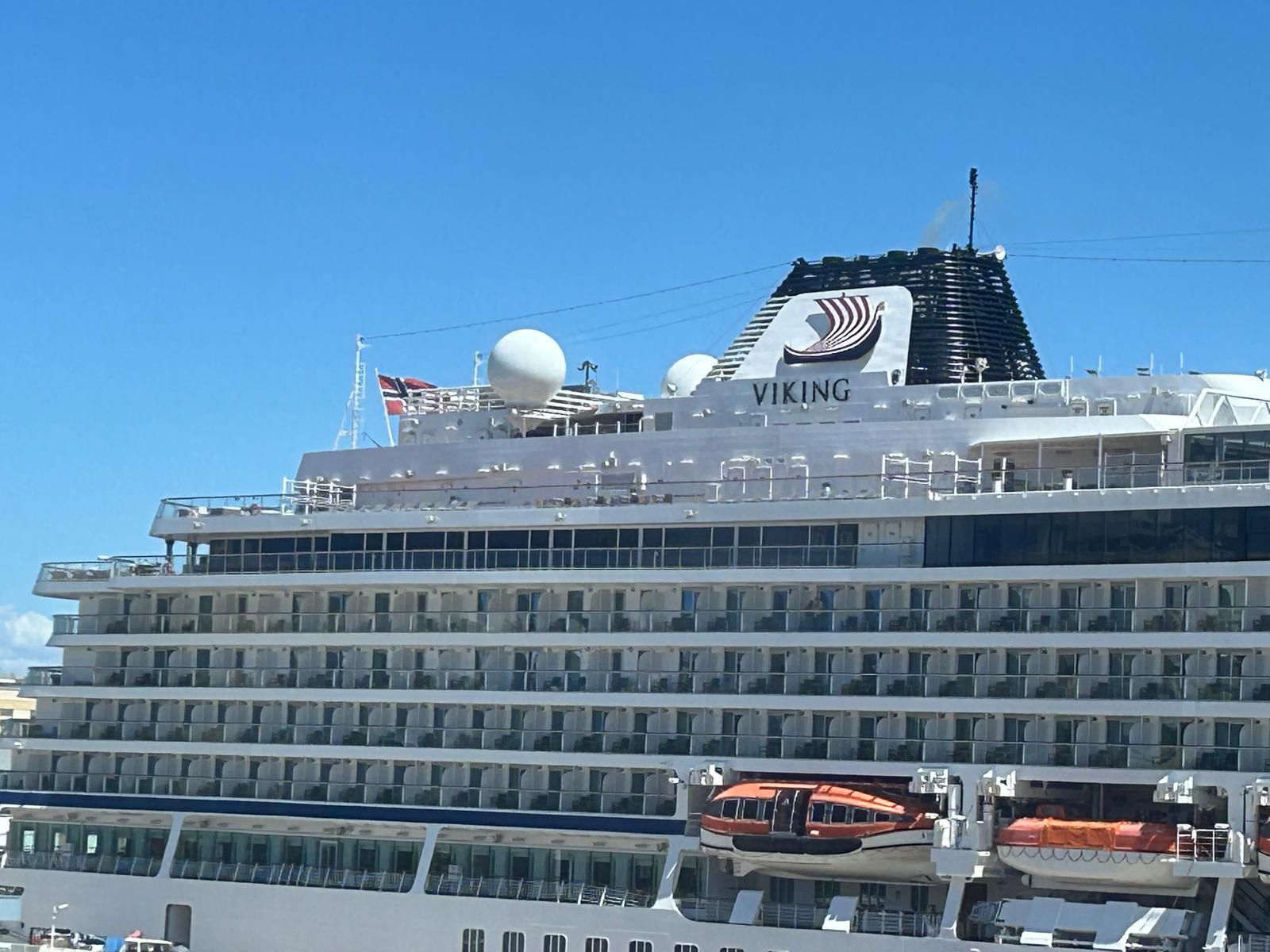 El Viking Neptune, este lunes, atracado en el Muelle Ciudad del puerto de Cádiz