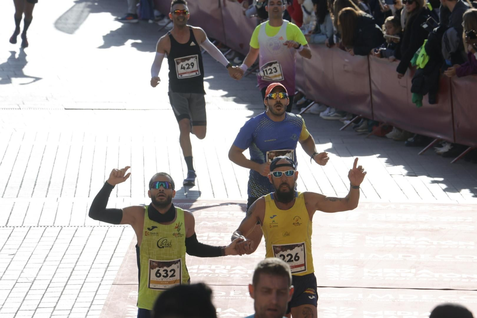 Media Maratón de Córdoba 2023: La gloria de cruzar la Puerta del Puente, en imágenes