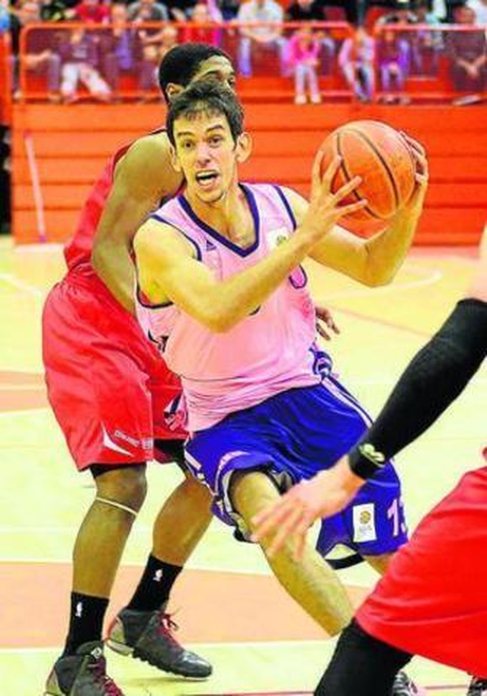 Miljenovic hace una penetración en un partido con el Mega Leks.