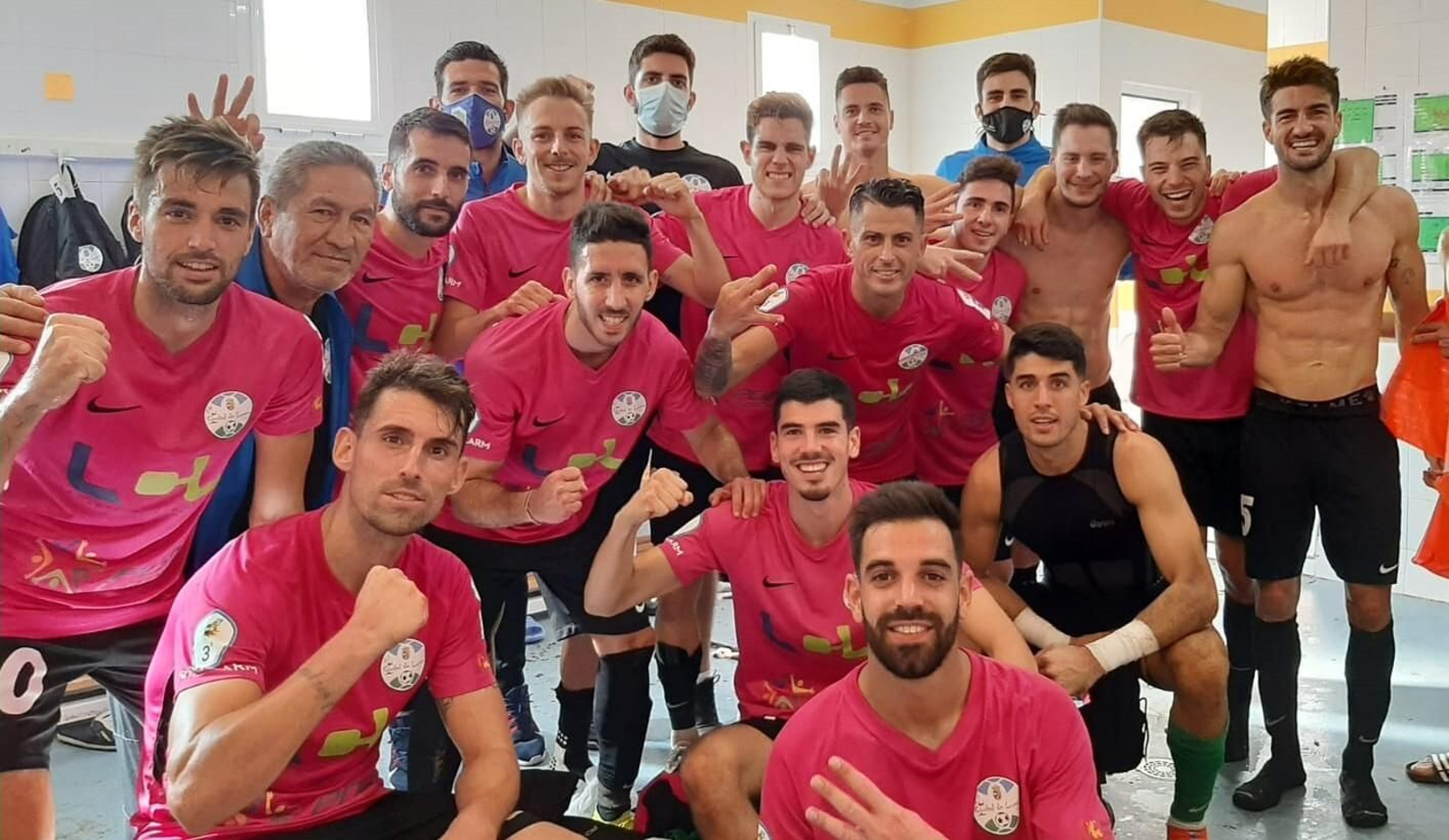 Los jugadores del Ciudad de Lucena celebran el triunfo en Coria.