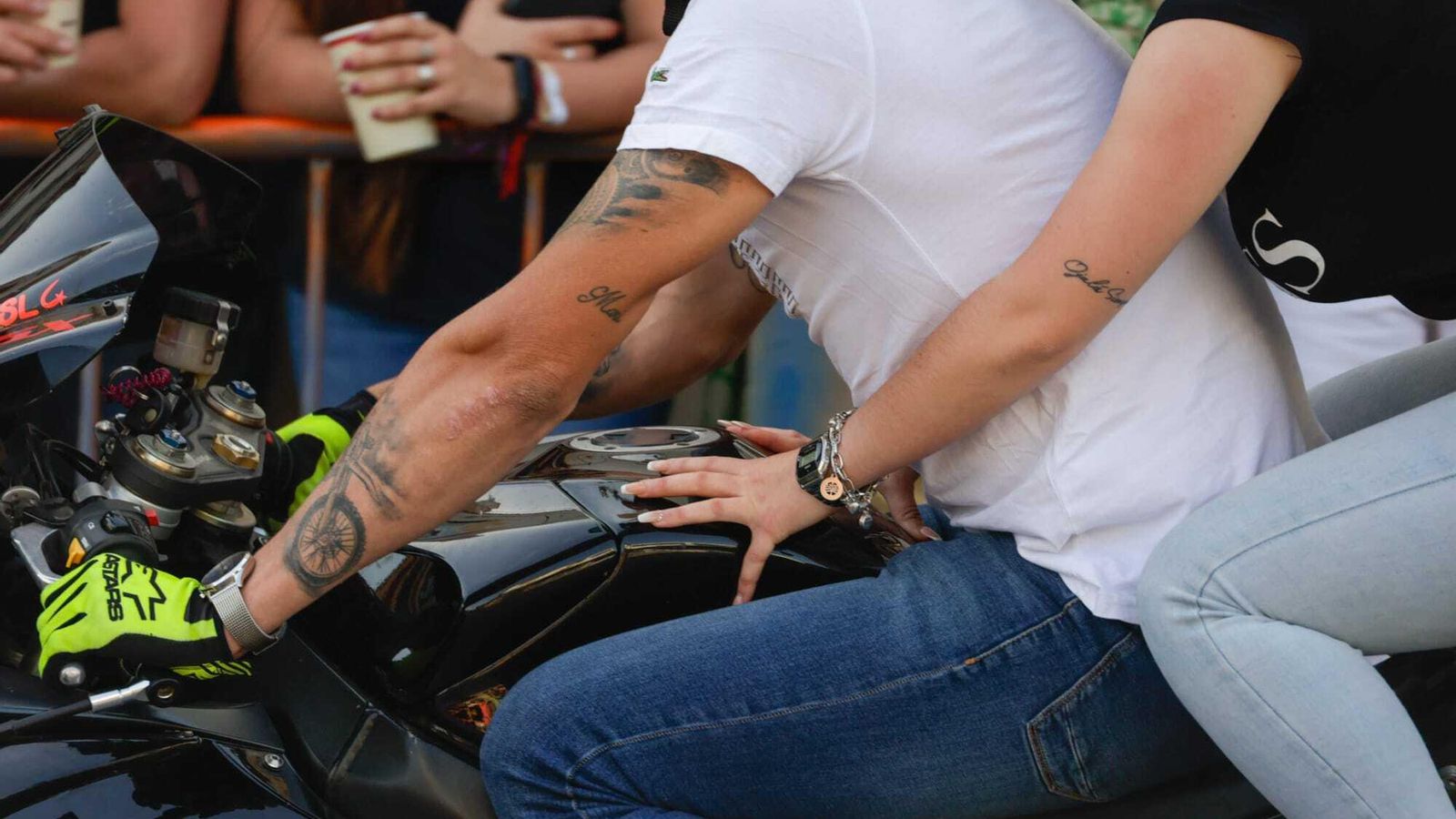 Detalle de una pareja de moteros en el centro de El Puerto.