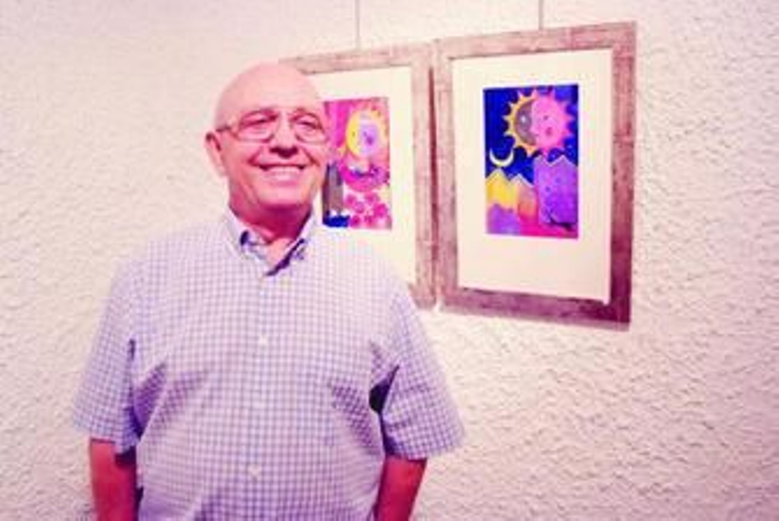 Manuel Peña junto a dos de sus obras.