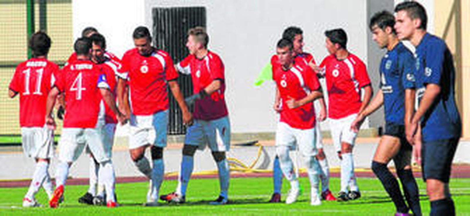 Los rojillos celebran el tanto de Manuel, el que ayer abrió el marcador ante el Alcalá.