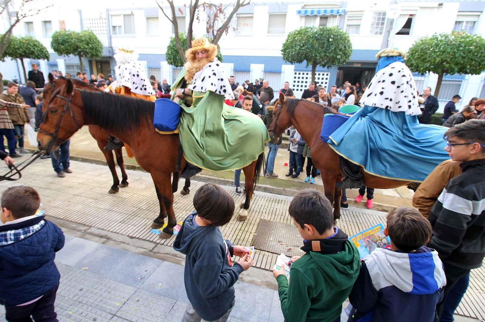 Imágenes de la cabalgata de los Reyes Magos en La Orden y en la Hispanidad.
