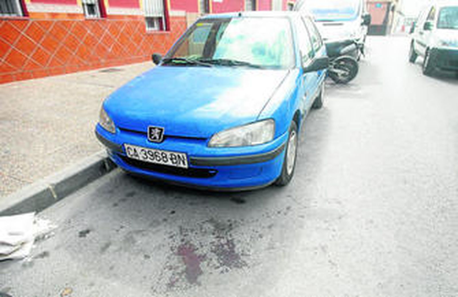 Restos de sangre en el suelo, poco después del tiroteo.