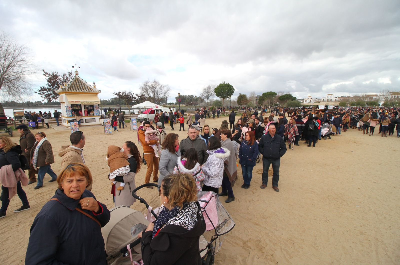 El Rocío celebra La Candelaria con la presentación de los niños a la Virgen, en imágenes