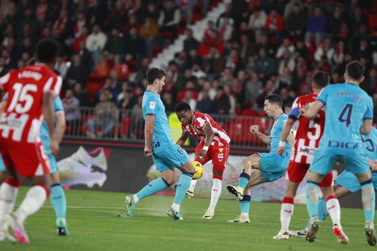 Ramazani chuta a puerta en una de las ocasiones ante el Athletic