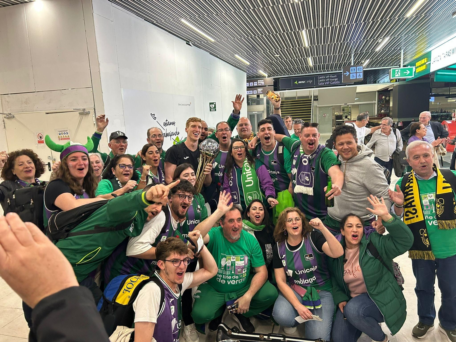 Alegría en la llegada del Unicaja al aeropuerto