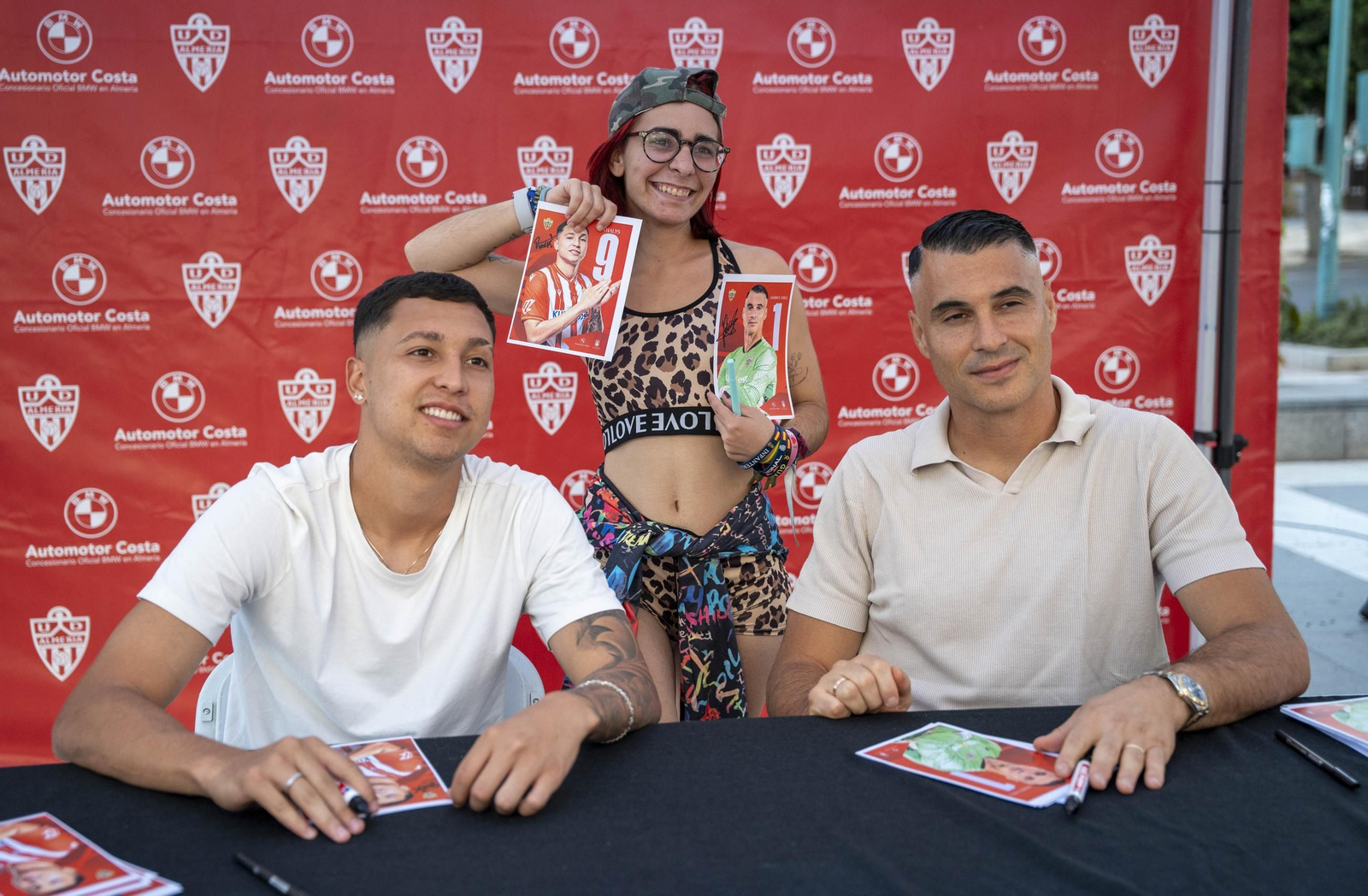Los jugadores de la UDA Thalys y Andrés firman autógrafos