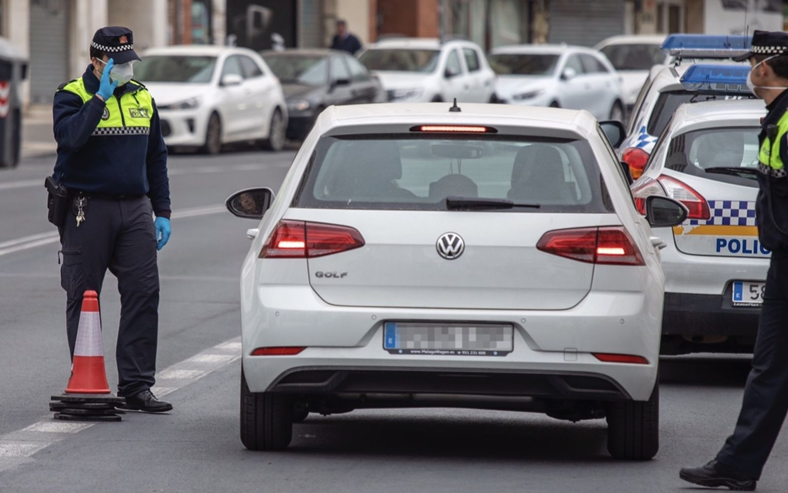 Efectivos de la Policía Local de Huelva durante un control en las calles.