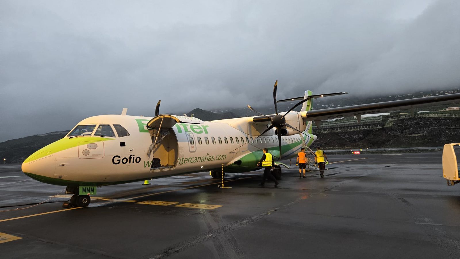 Uno de los Binter que conectan las islas en el aeropuerto de La Palma