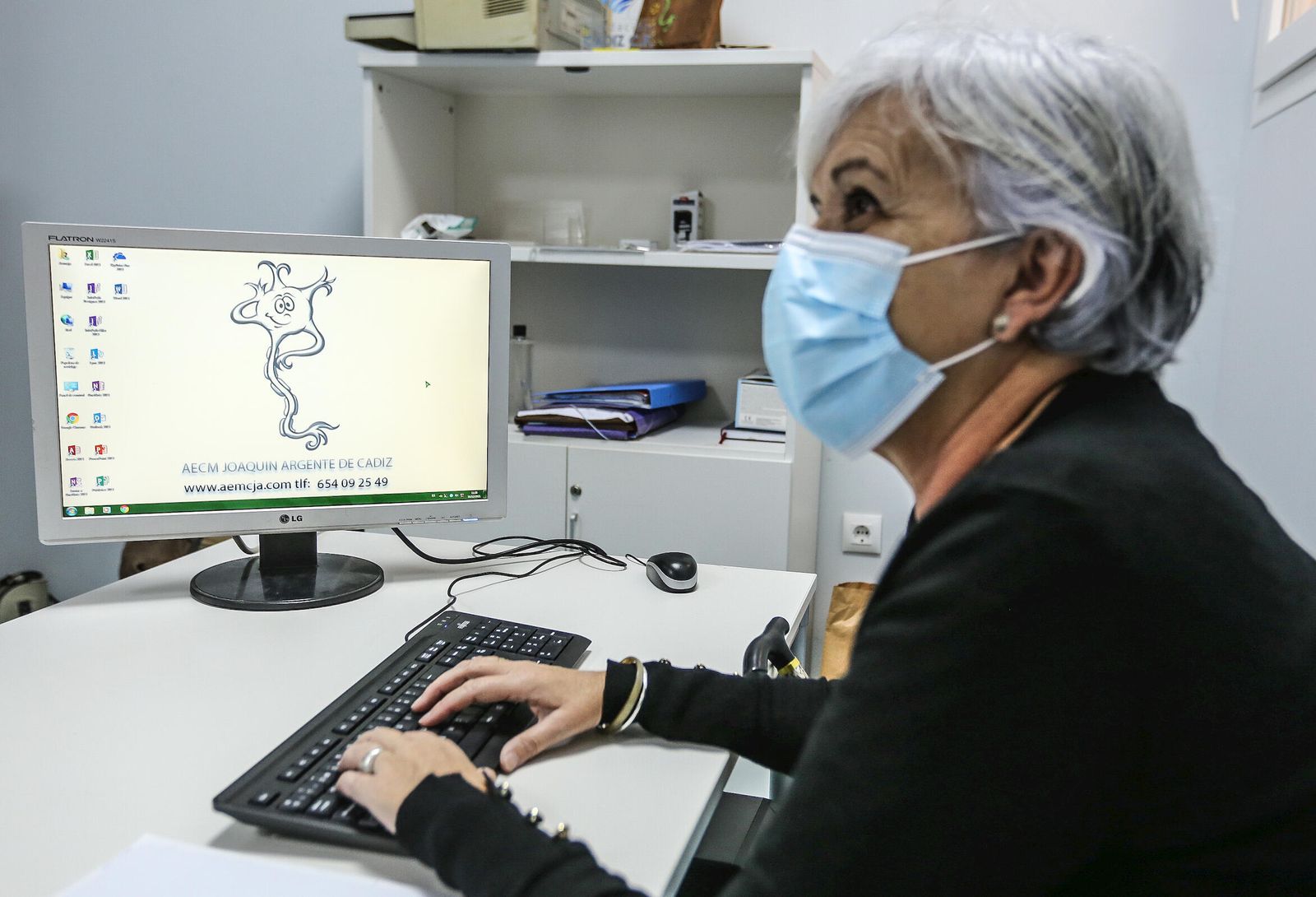 La presidenta de al entidad, Lola Allely, en la zona de administración de la nueva sede.