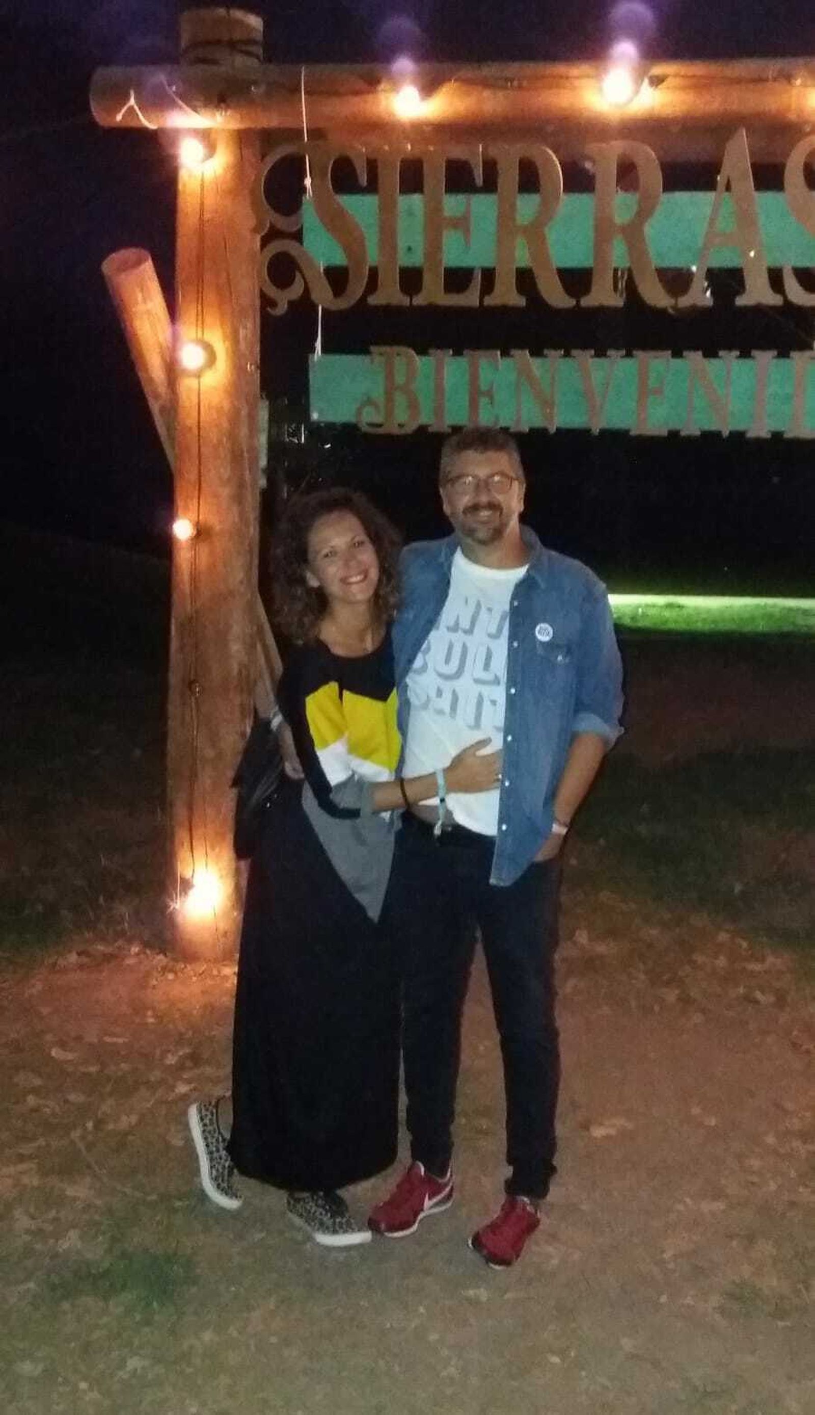 “Sería terrible vivir sin música” era un lema de los 40 que comparte José Antonio Vera Luque. Así, ha elegido esta instantánea de la última edición del Festival Sierra Sur (Zahara de la Sierra), una “cita ineludible” a la que acudió con su pareja Rebeca Trechera.