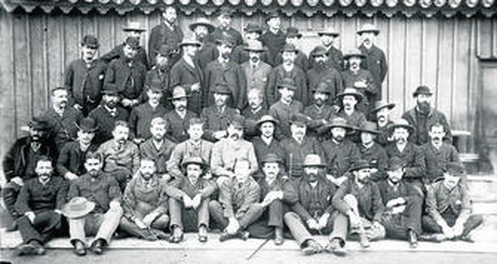1. Staff de la RTCL. Ca. 1880. 2. Staff Constructor del Fc. de Río Tinto. Ca. 1876. 3. Detalle. R. E. Carr. Ca. 1884.  4. Muelle de la RTCL en Huelva. Fotografía B. Santamaría. Ca. 1892.  5. Vista panorámica de Puebla de Guzmán. Ca. 1893. 6. R. E. Carr y Delprat con salacot al frente. Ca. 1884.