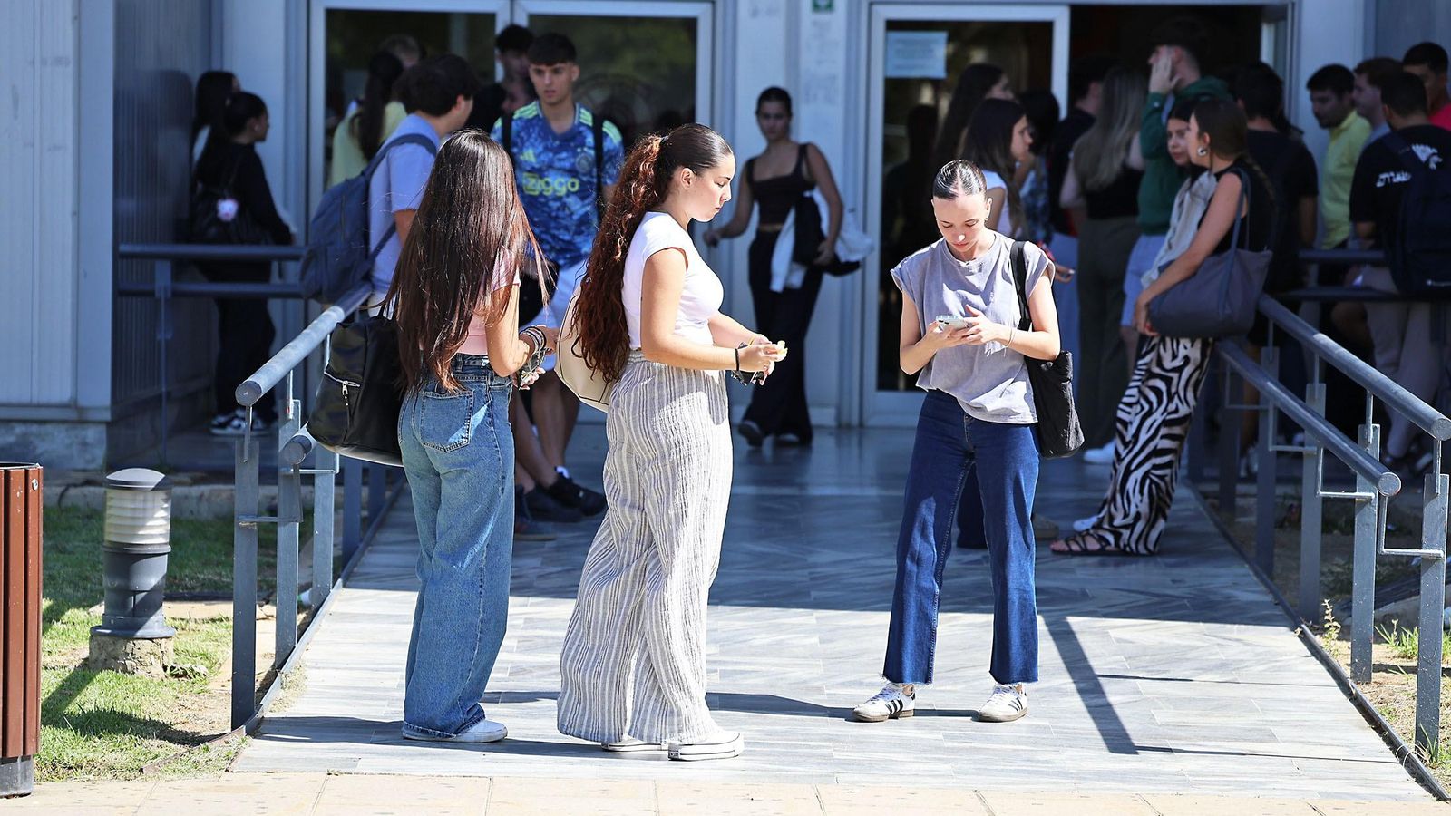 Alumnos de Geología Dual a las puertas de la Facultad de Experimentales.