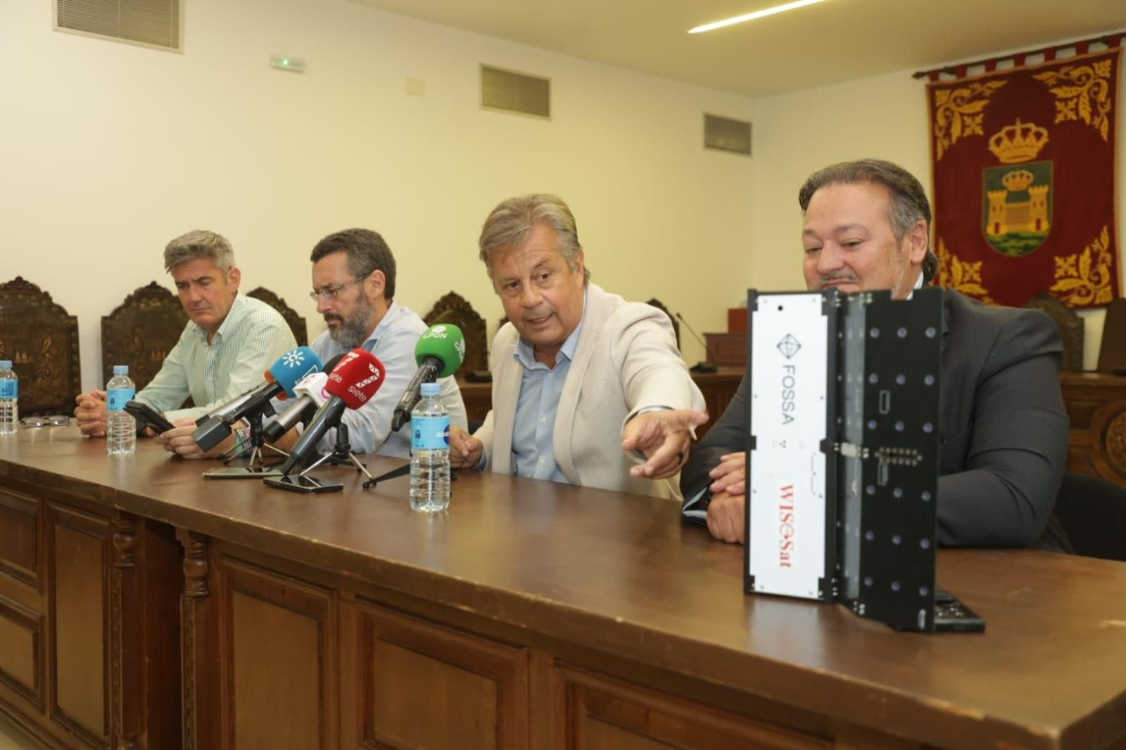 Carlos Moreira señala uno de los satélites de WISeKey, durante la rueda de prensa en La Línea