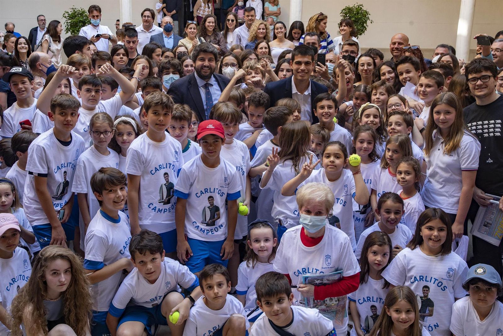 Alcaraz  con el presidente murciano y rodeado de niños