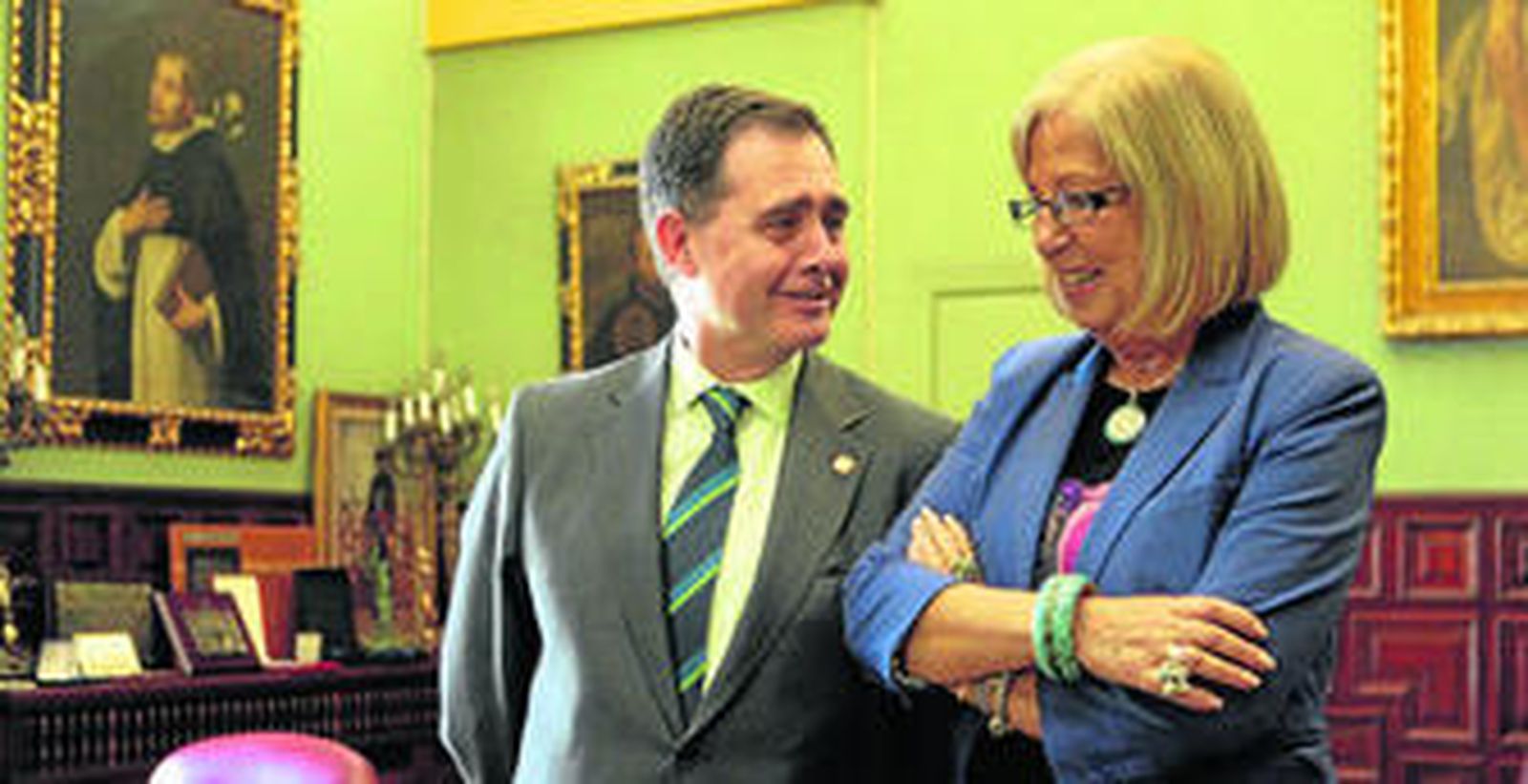 El rector de la Hispalense, Joaquín Luque, y la rectora de la Universidad de Málaga, Adelaida de la Calle, ayer en Sevilla.