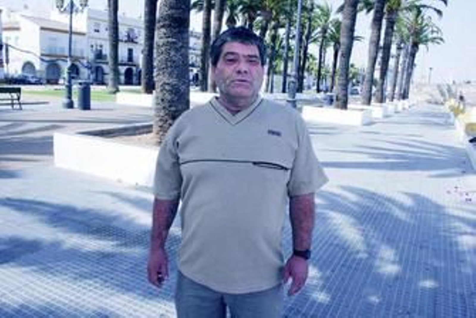 Rafael Ricardi, paseando por el parque Calderón, en El Puerto.