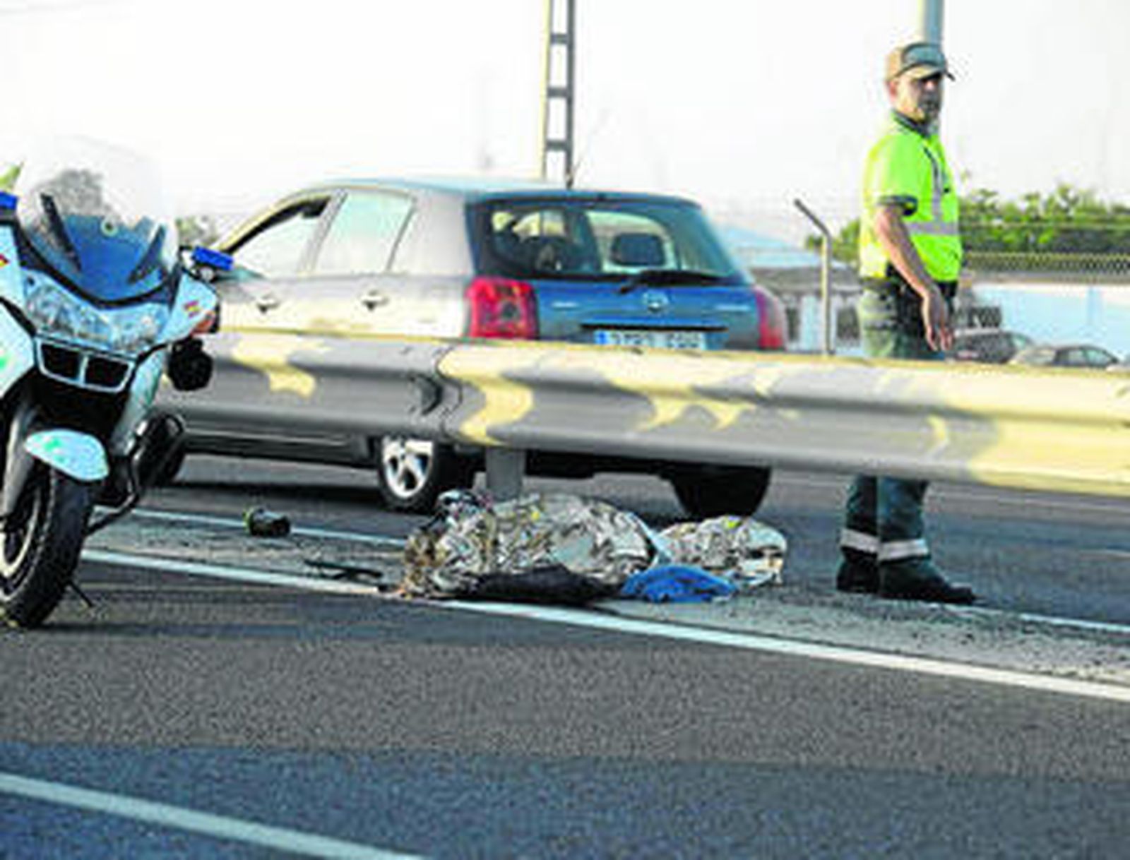 Un guardia civil controla el tráfico tras el accidente que le costó, la vida al motorista.