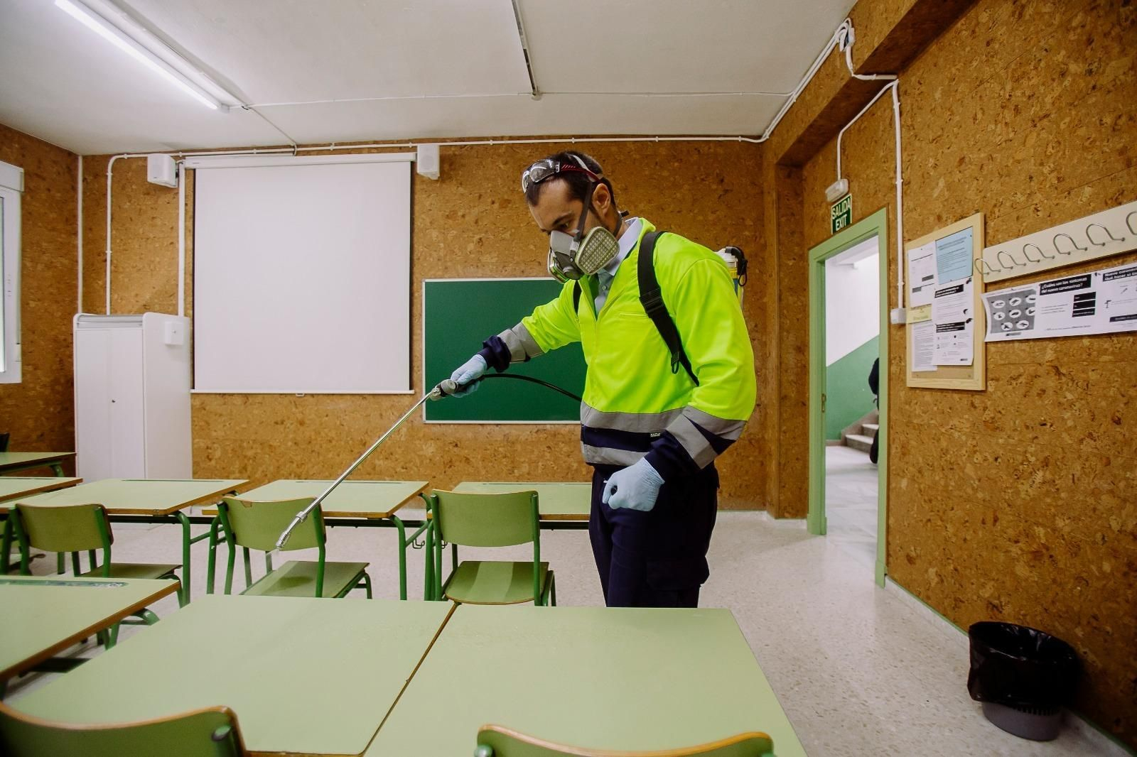 Desinfección de un aula en un colegio de la capital gaditana.