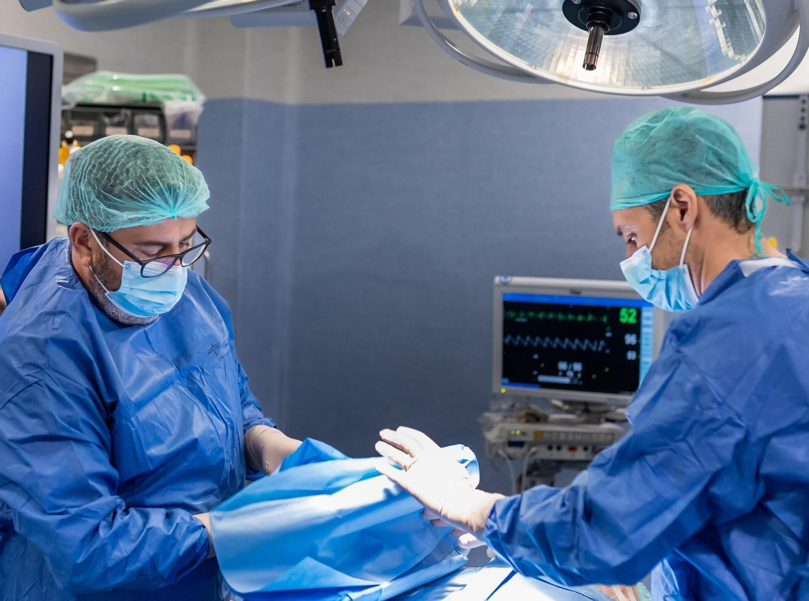 Los doctores Fran Fernández y Luis Lobato durante una intervención