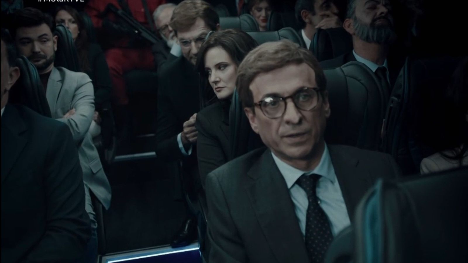 José Mota como Alberto Núñez Feijóo en un autobús repleto de actores imitando a políticos en su parodia de 'El juego del calamar'