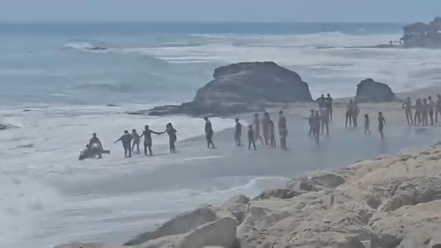 Una cadena humana salva a un niño de 6 años arrastrado por la corriente en una playa de Mijas con bandera roja
