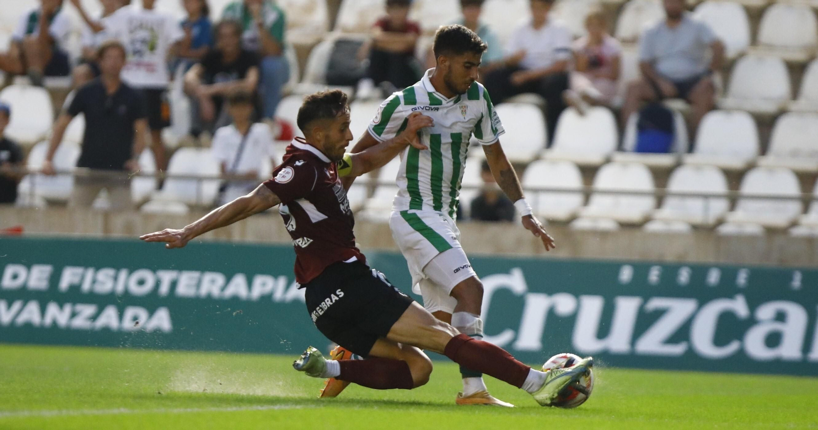 Calderón gana la línea de fondo y trata de centrar en el Córdoba CF - Mérida. Calderón gana la línea de fondo y trata de centrar en el Córdoba CF - Mérida.