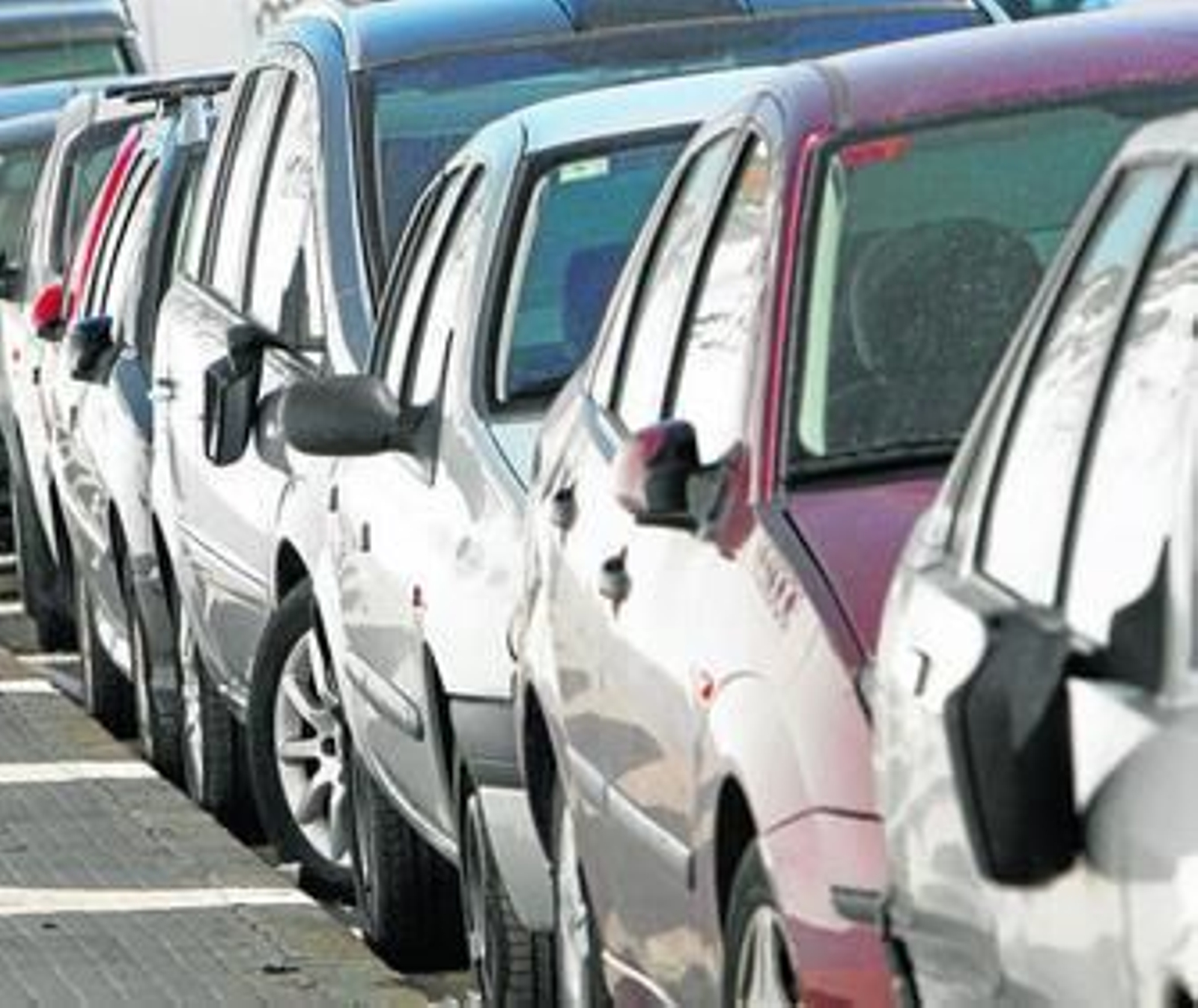 Una fila de vehículos estacionados en una vía de la ciudad, en una imagen de archivo.
