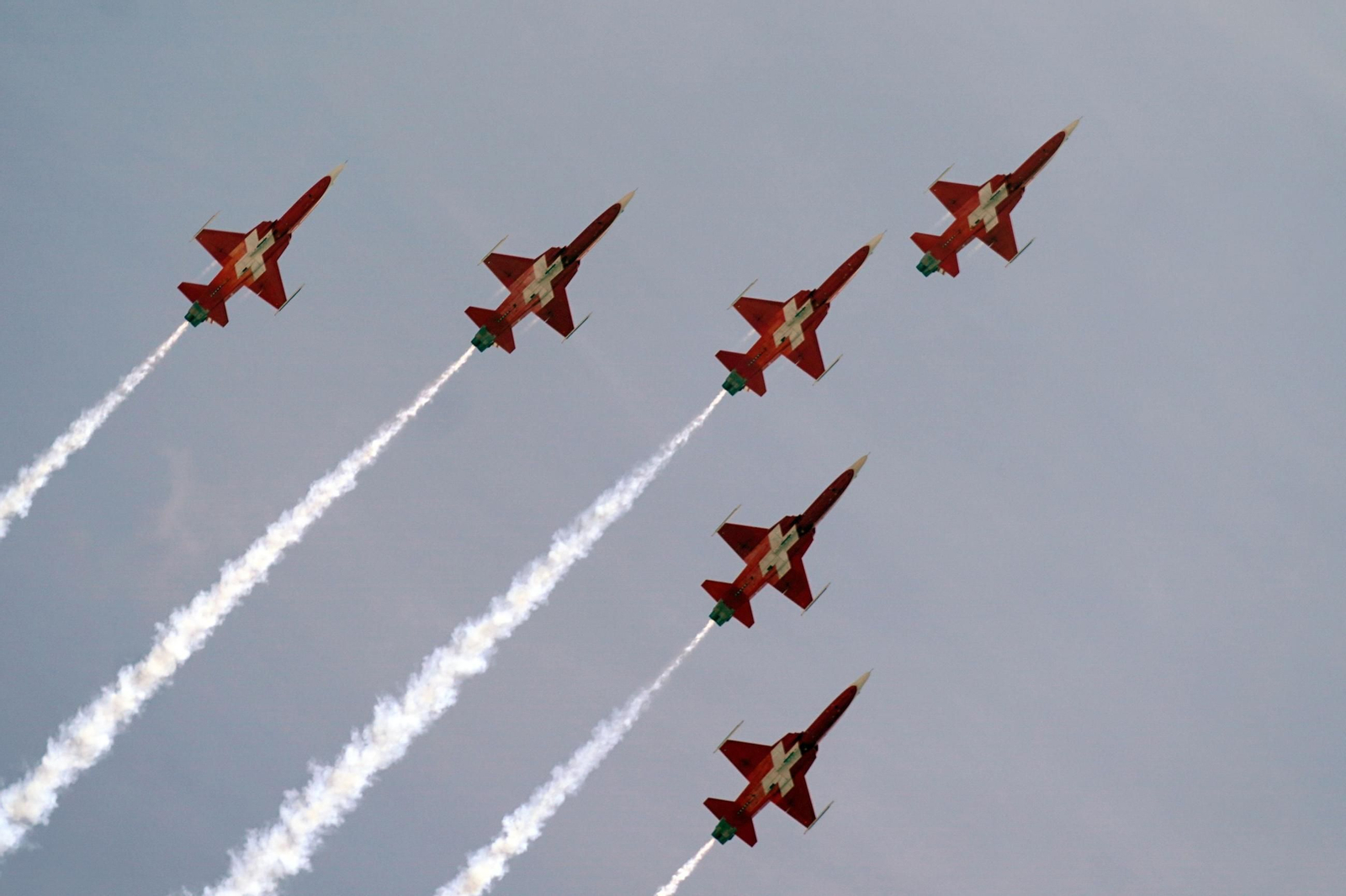 Espectaculares fotos de las acrobacias de la Patrulla Águila: cuatro décadas surcando los cielos