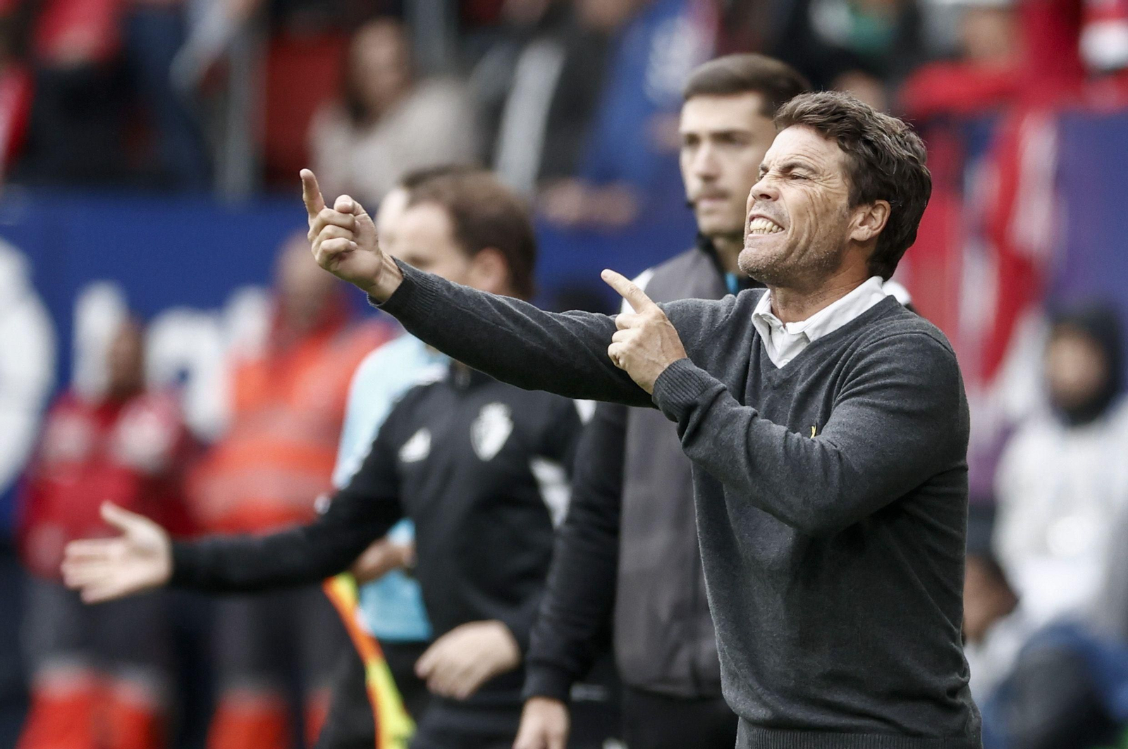 El catalán se desgañita en la banda técnica de El Sadar