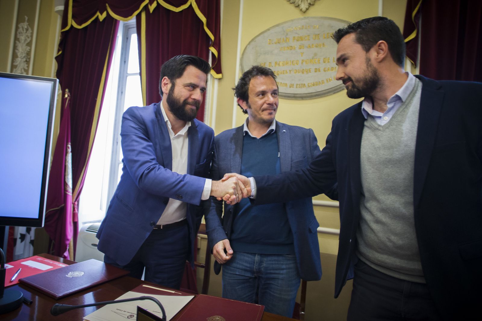 Fran González y Martín Vila se dan la mano en presencia del alcalde.
