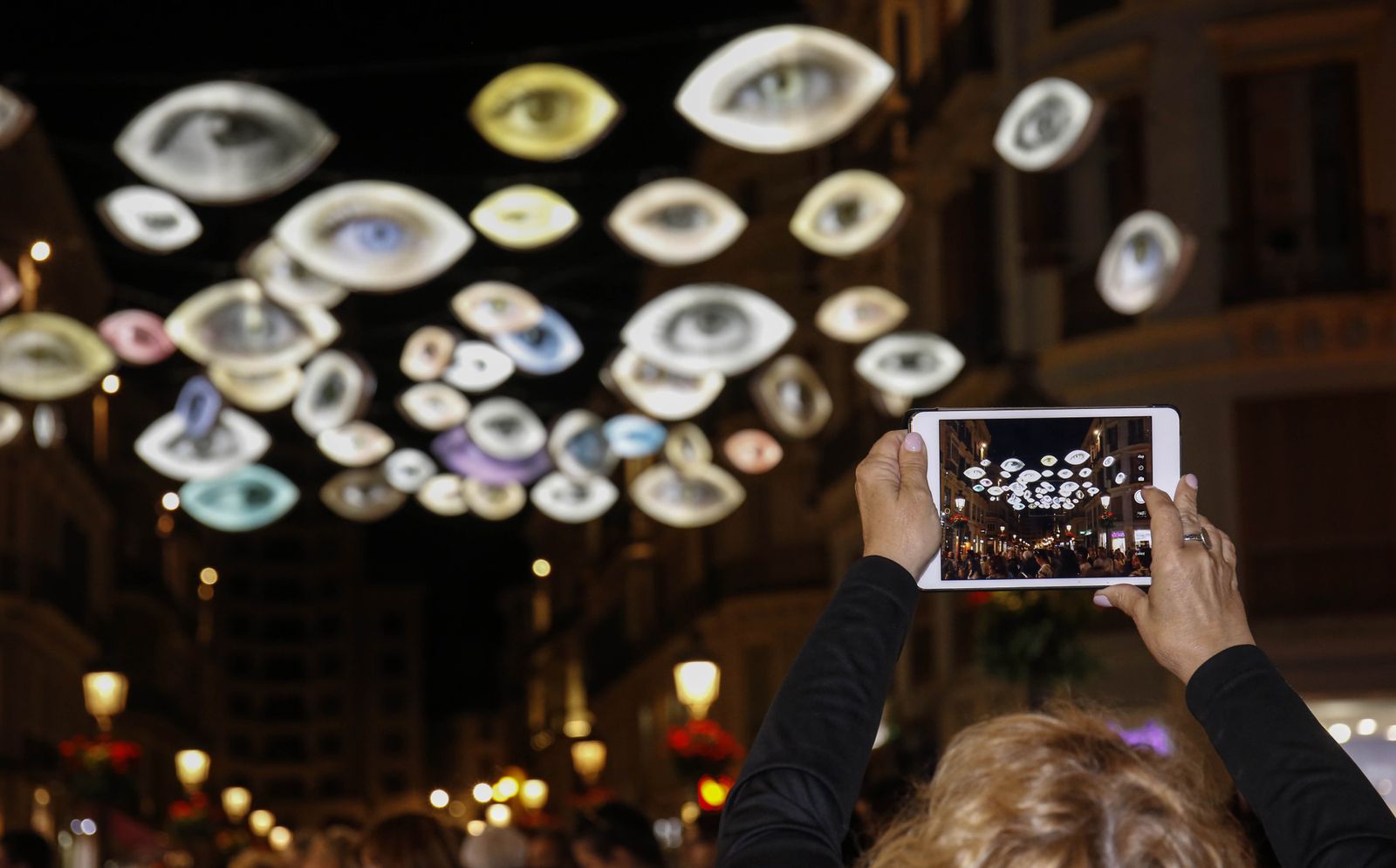 Ojos en la calle Larios para reivindicar una mirada femenina.