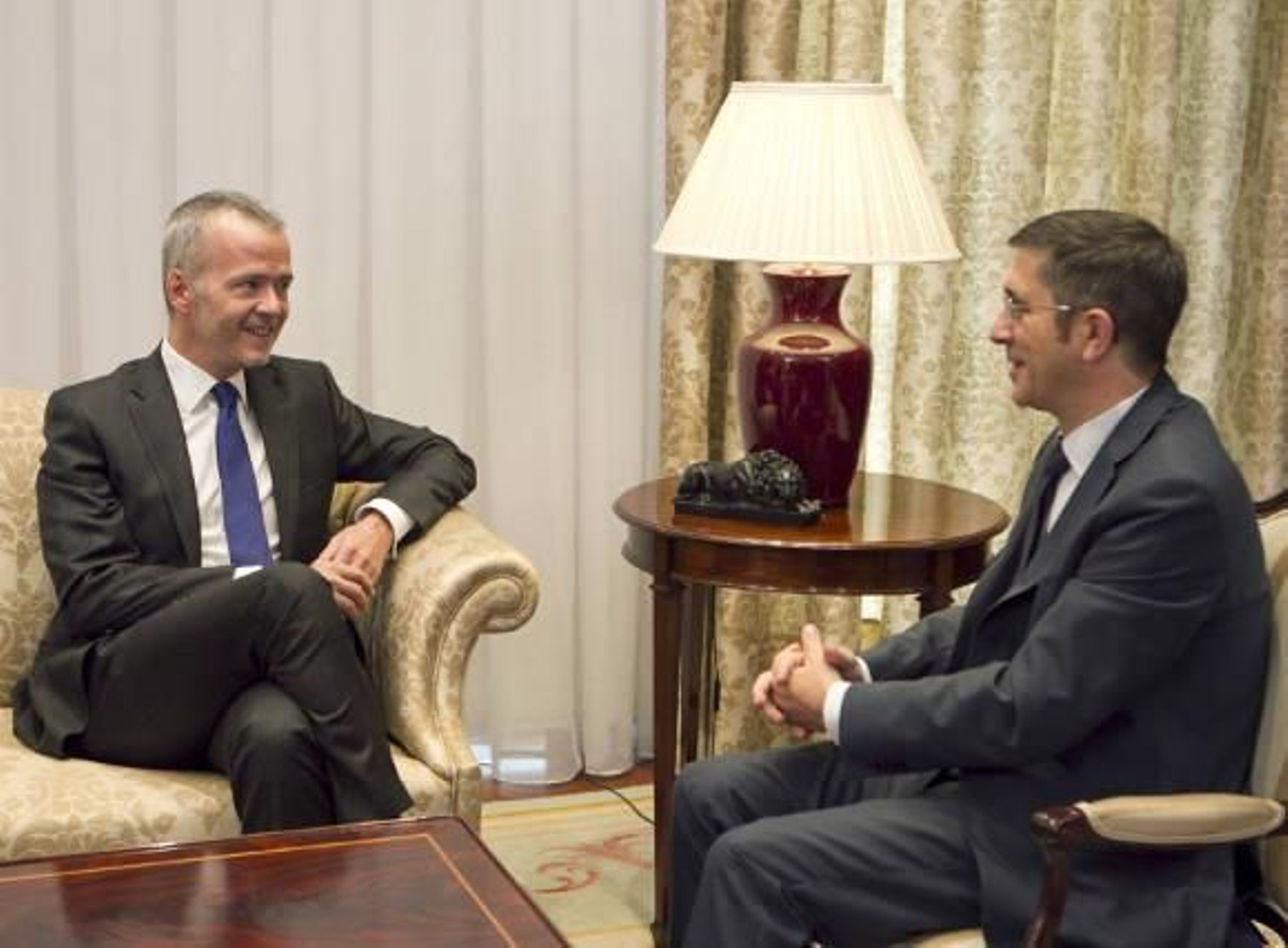 Camacho cree que ETA debe acabar sin esperar a movimientos del Gobierno