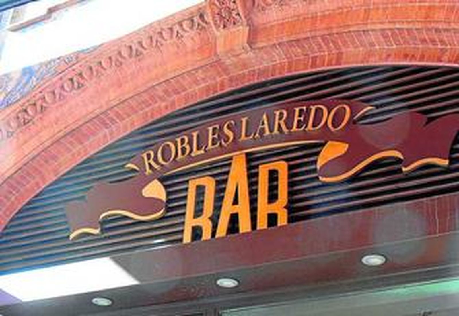 1. Uno de los actuales rótulos del bar Laredo, que evoca vagamente a los letreros históricos pero con la palabra Robles. 2. El rótulo histórico de Robles que la Junta obligó en su día a mantener. Ahora se ha retirado porque, según Cultura, está en "mal estado". 3. Los rótulos que Cultura obligó a quitar en su día.