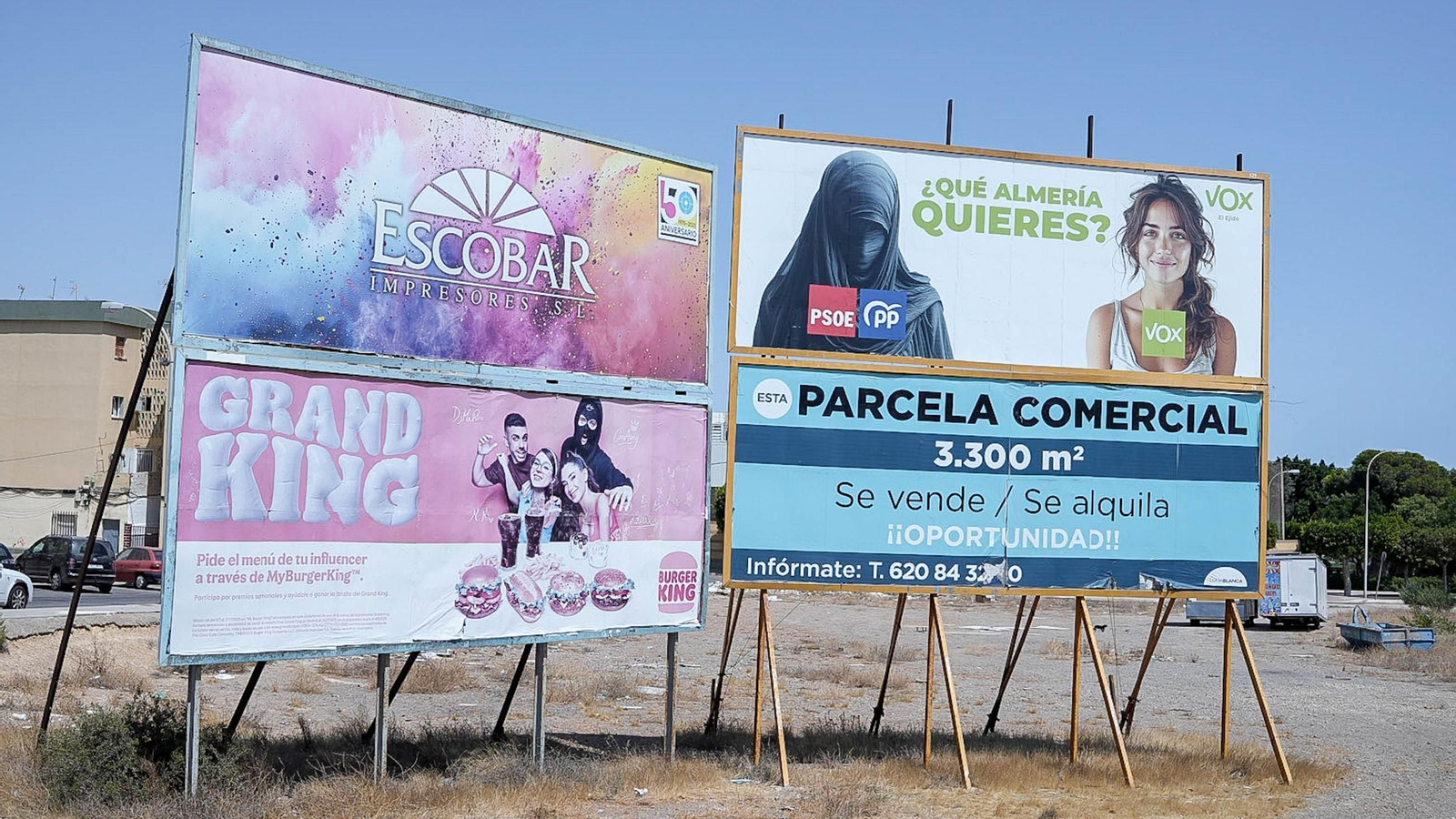 Cartel de la capaña de Vox colocado en la avenida Oasis de El Ejido.