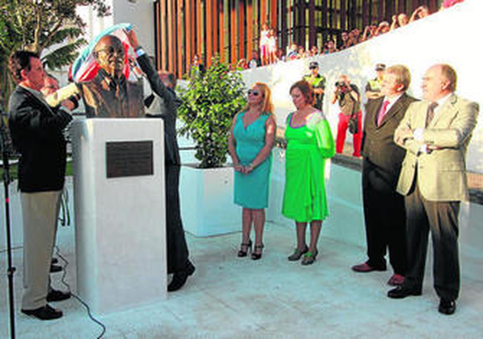 José Ramón de la Morena y Juan Andrés Gil descubren el busto de Juan Luis Muñoz 'El Sabio de Tarifa'.