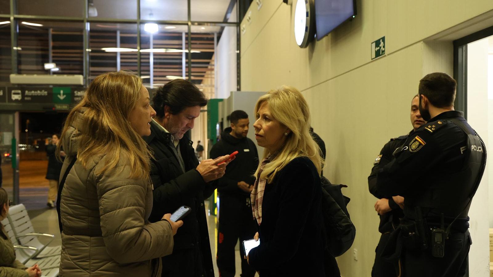 María José Rico, en la estación de tren de Huelva en la noche de este domingo.