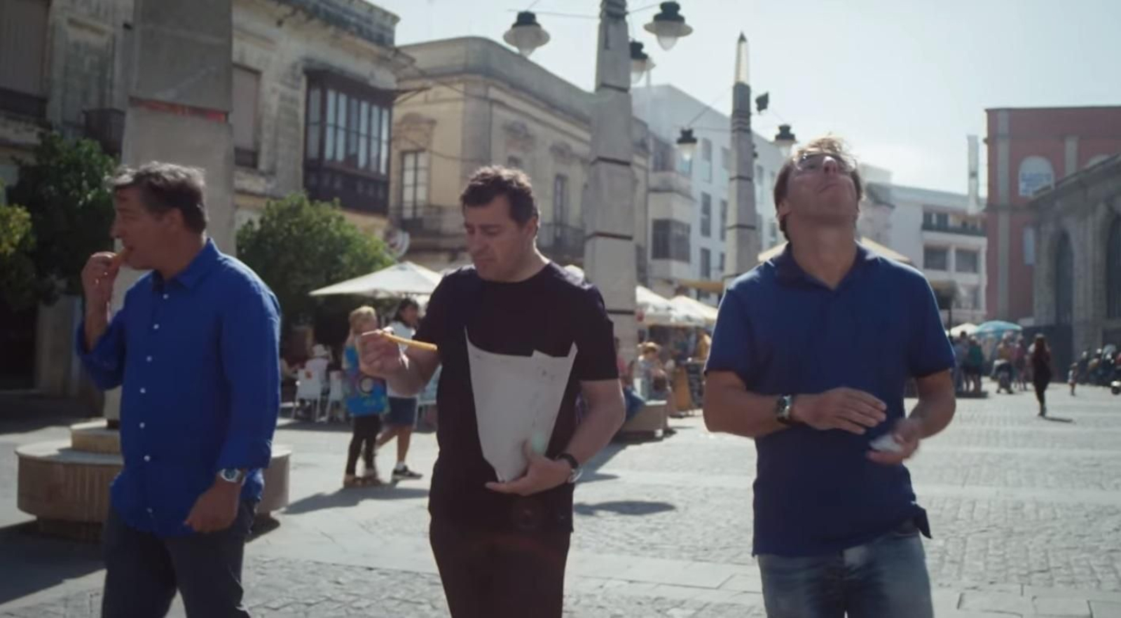 Los hermanos Roca con el papelón de churros por la calle Doña Blanca.
