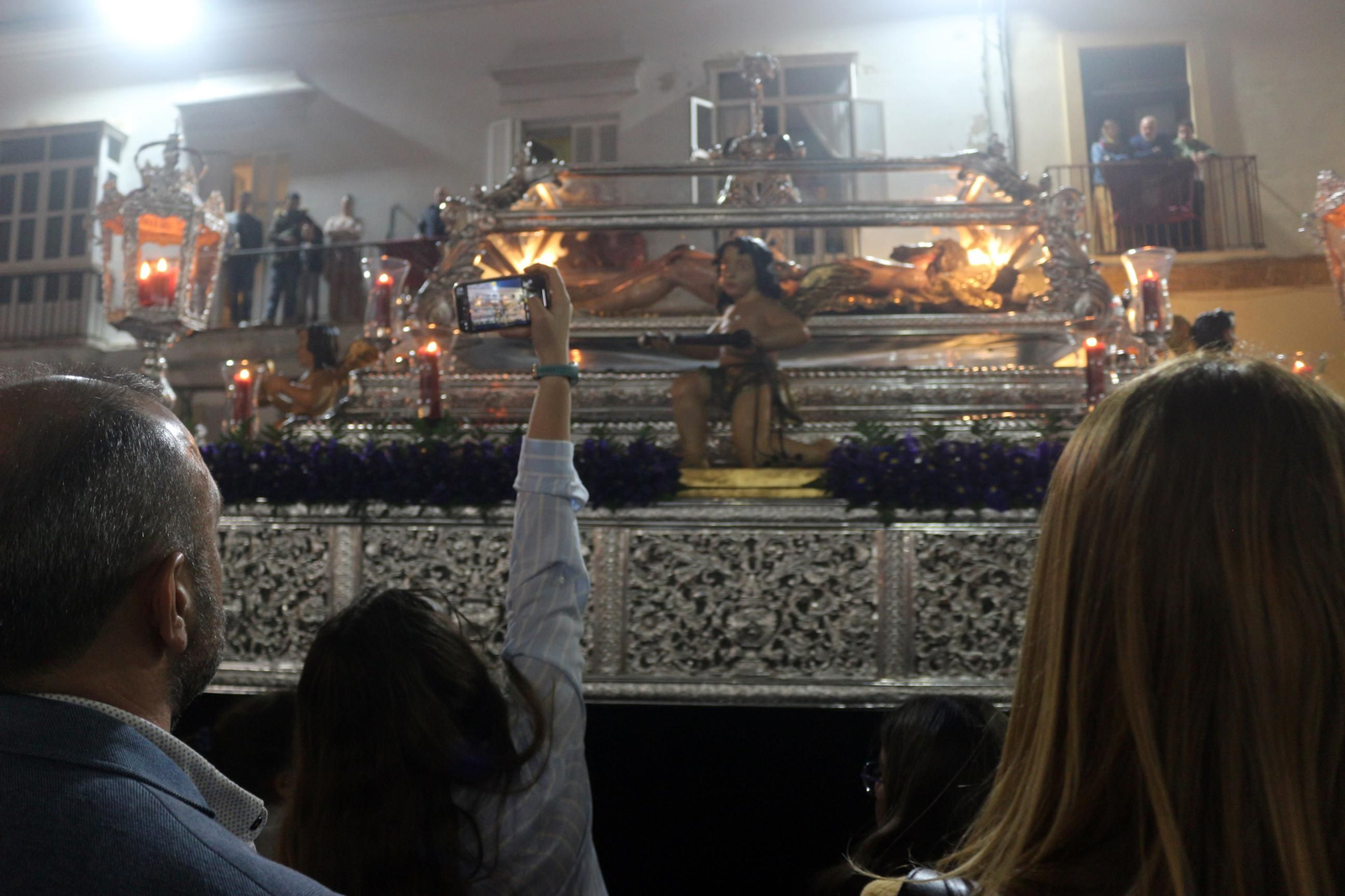 Las imágenes del Viernes Santo en Puerto Real: La Soledad
