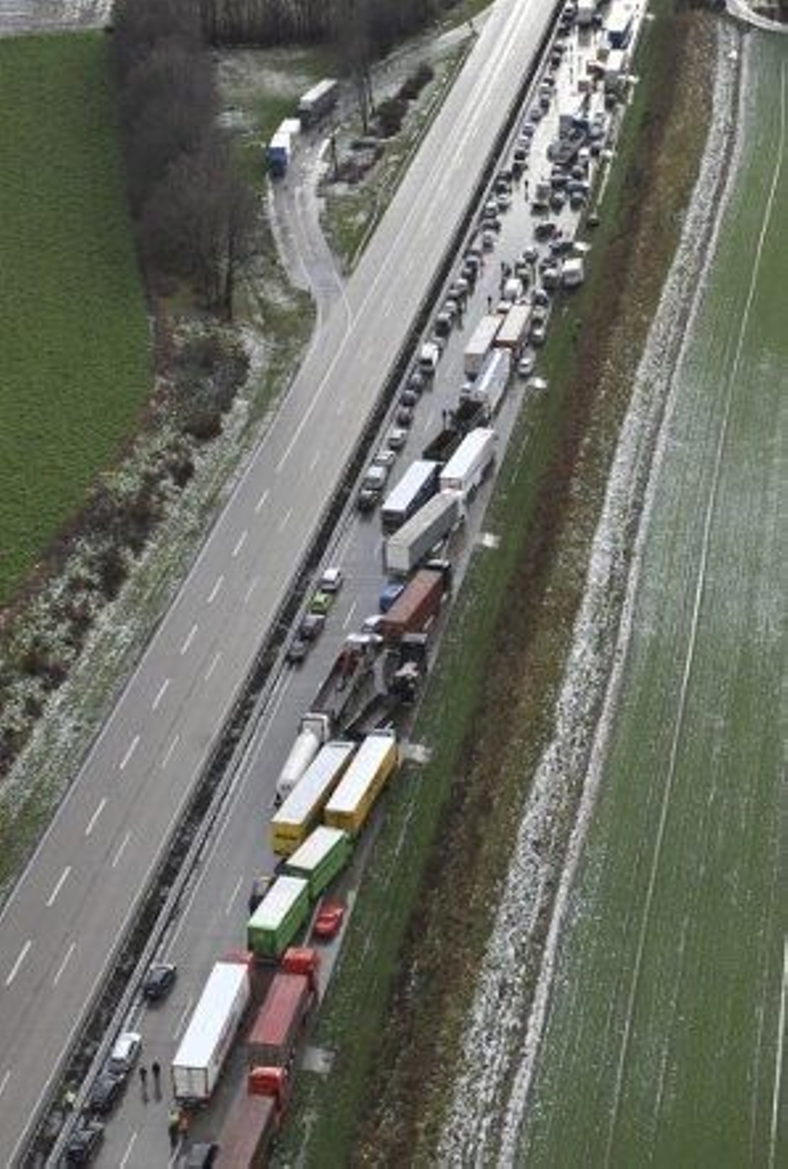 Espectacular accidente en Alemania con unos cuarenta vehículos implicados