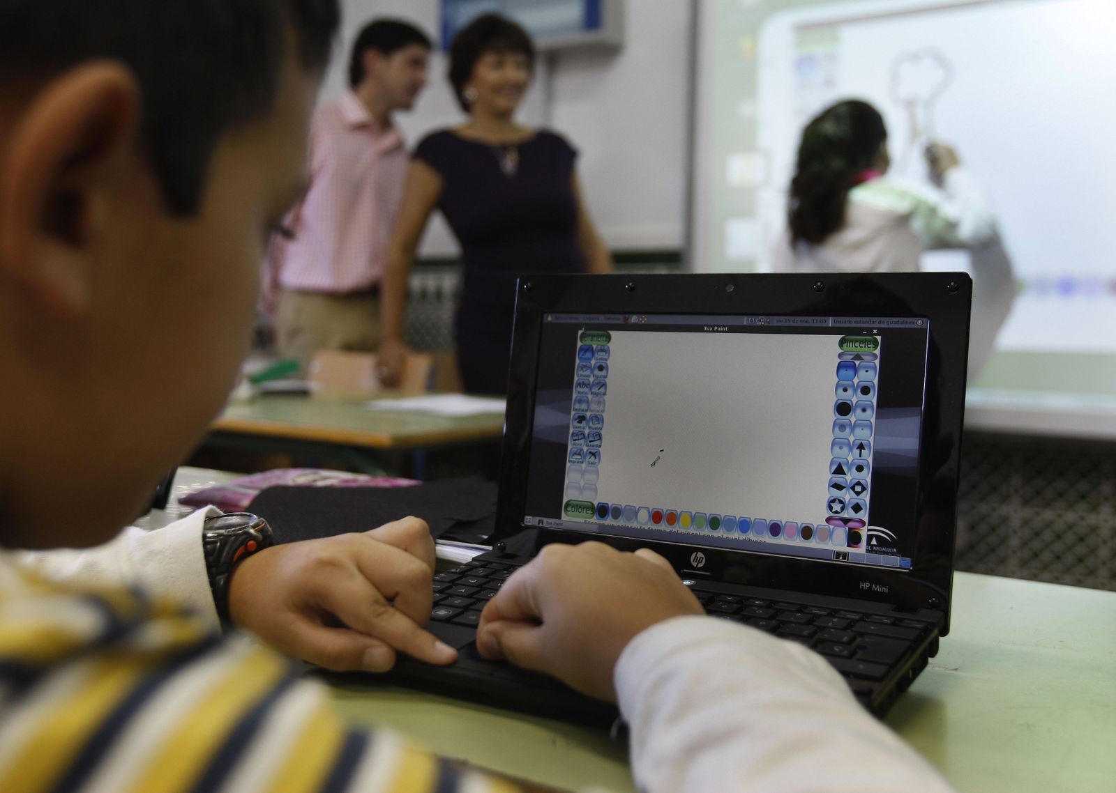 La Junta de Andalucía va a repartir en más de 1.400 centros educativos 36.870 tablets y portátiles.