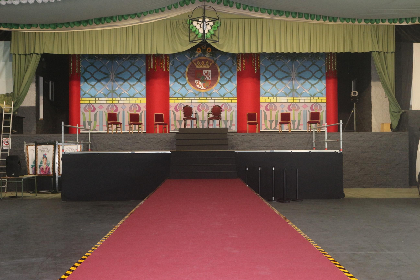 Escenario en el que se va a celebrar el acto de Coronación en la Caseta Municipal