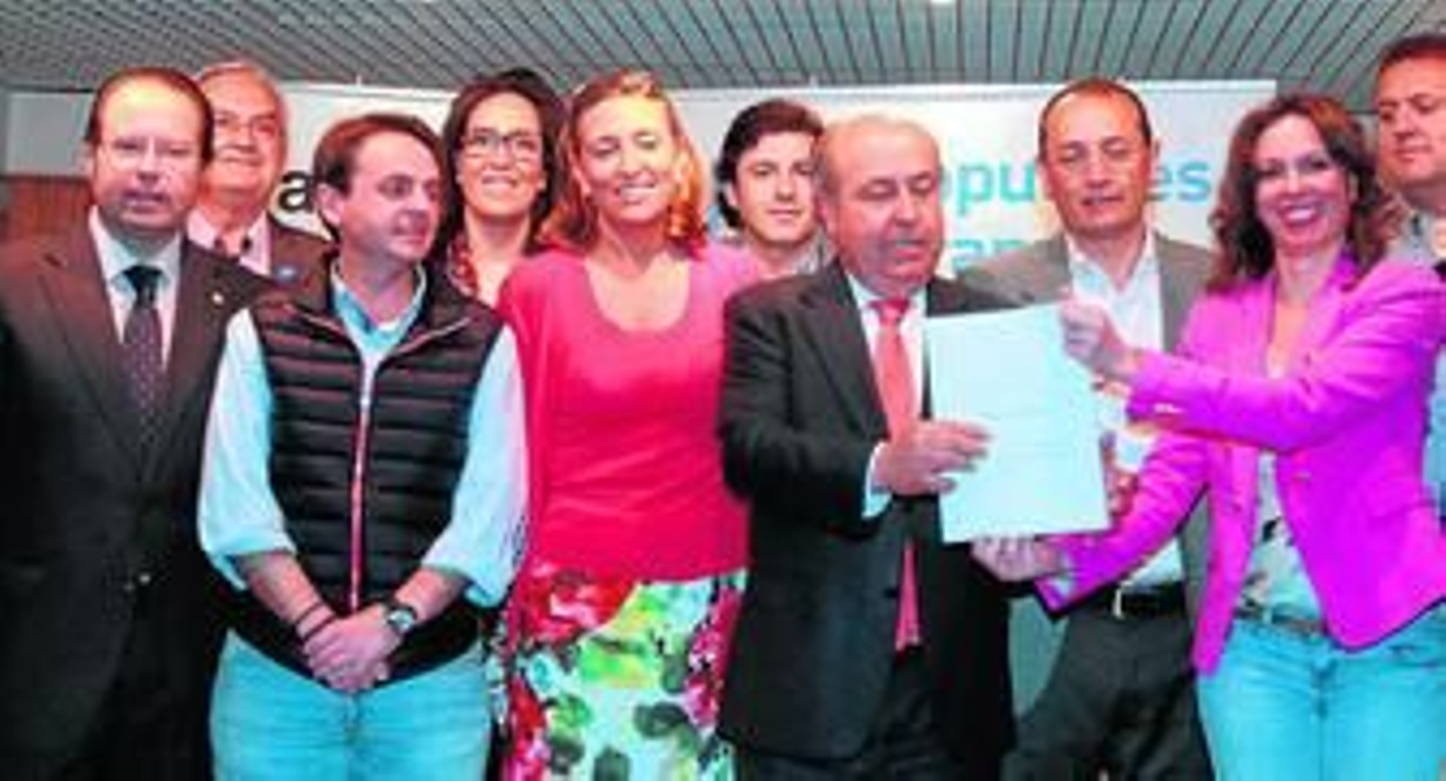 José Torres Hurtado, ayer con otros miembros de su candidatura.