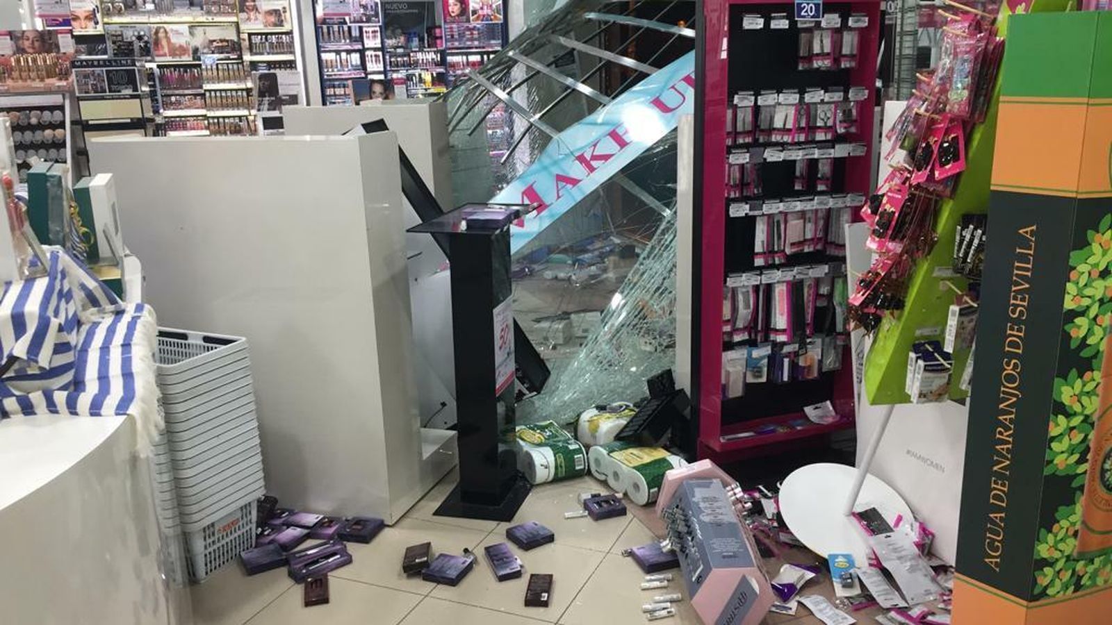 Las imágenes del robo por alunizaje en la perfumería Aromas de Los Bermejales