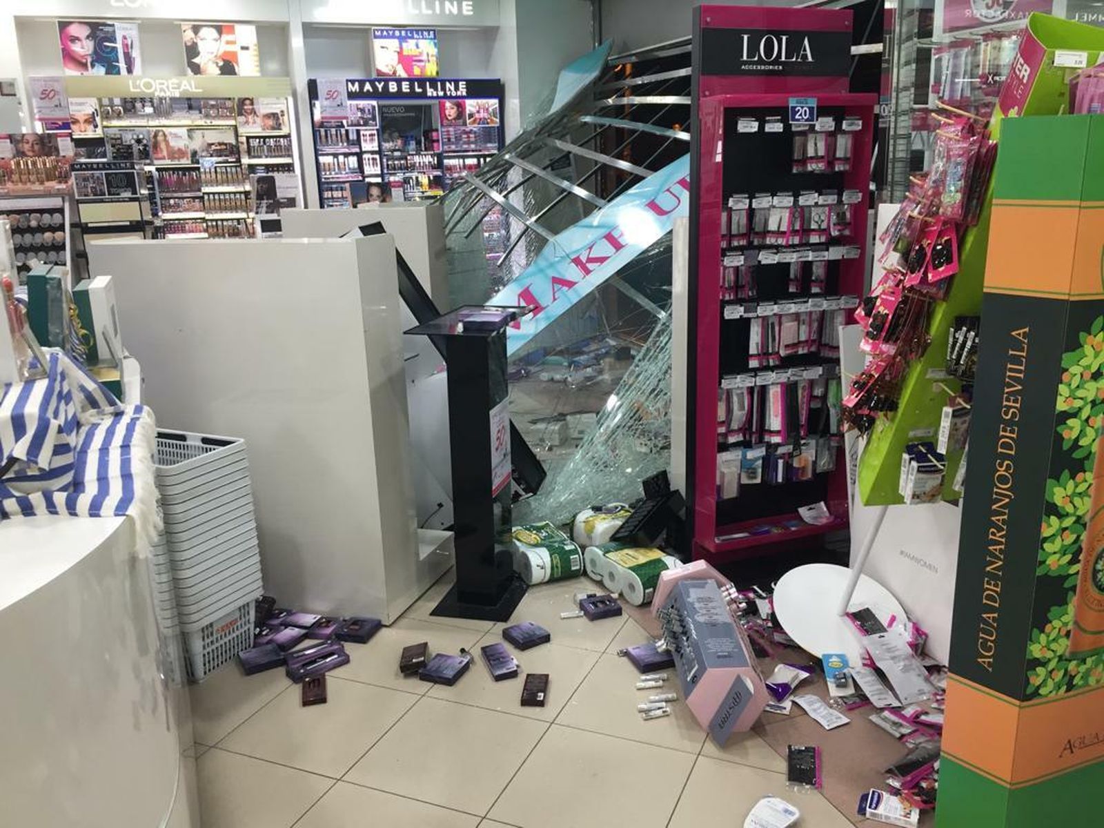 Las imágenes del robo por alunizaje en la perfumería Aromas de Los Bermejales