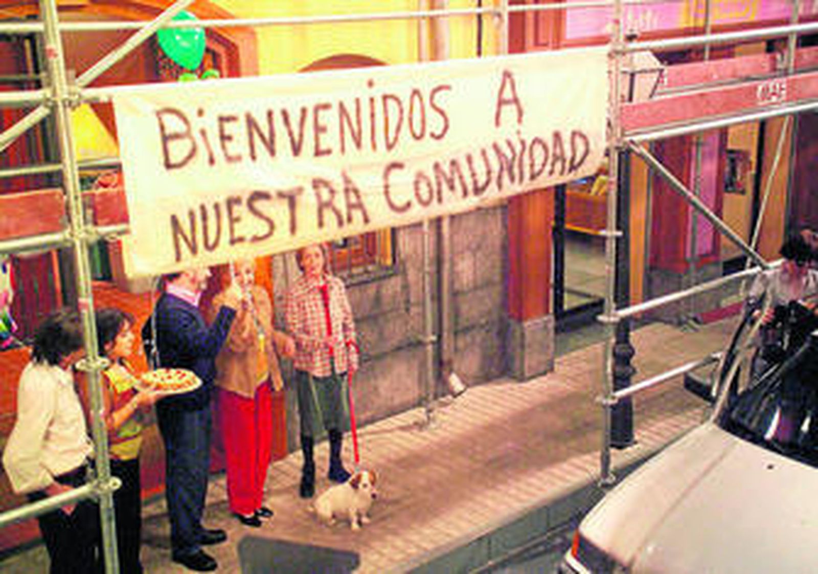 1.La serie 'Aquí no hay quien viva' y su continuación, 'La que se avecina', es una de las comedias que mejor retrata la figura del presidente engreído y de la 'primera dama' con privilegios.  2. Cartel de la película 'La comunidad', del director Alex de la Iglesia, que muestra los numerosos peligros que se esconden tras la que aparenta ser una plácida comunidad de vecinos en un edificio cualquiera. /Rpo. Gráfico:  José Luis Delgado