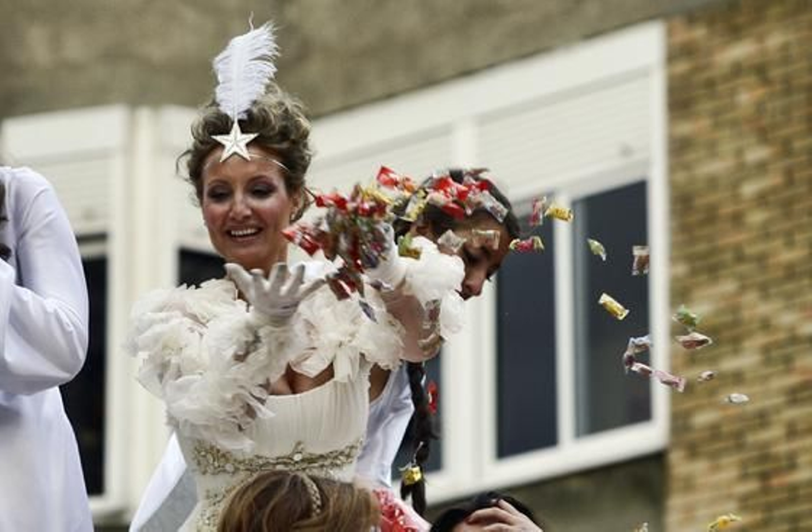 La Estrella de la Ilusión lanzando caramelos.

Foto: Antonio Pizarro